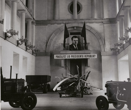 Dary a dedikace Klementu Gottwaldovi